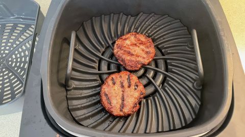 Ninja Foodi Health Grill & Air Fryer avec galette de burger grillée à l'intérieur