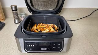 Ninja Foodi Health Grill & Air Fryer avec frites cuites à l'intérieur